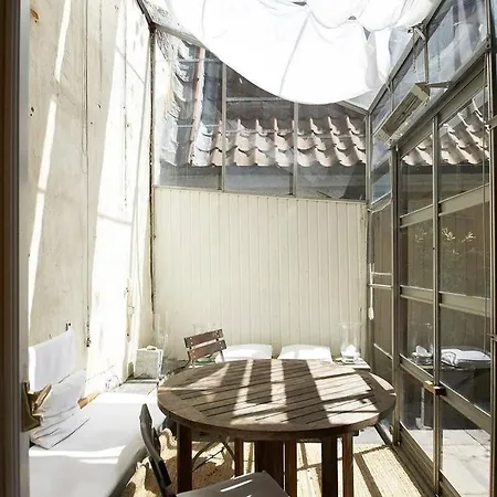 Balkon Med Udsigt Midt I Apartament