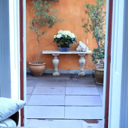 Balkon Med Udsigt Midt I Apartament