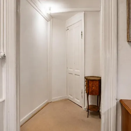 Balkon Med Udsigt Midt I Apartament *